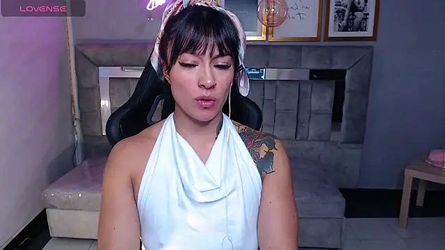 Snapshot of Isabella_Collen_v chatting on October 15, 1:25 pm Isabella Collen v online show from October 15, 1:25 pm
