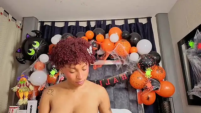 Snapshot of Effie_cooper chatting on October 18, 7:48 pm Effie cooper online show from October 18, 7:48 pm