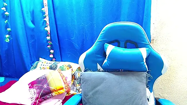 Gia leinn online show from April 1, 1:52 pm