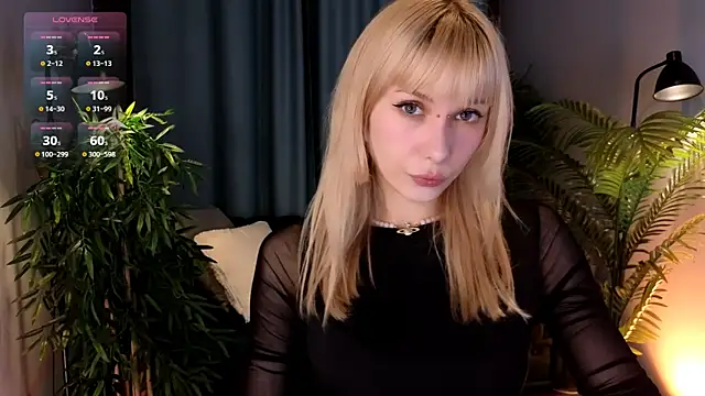 Snapshot of Cherry_Bite chatting on October 10, 9:52 pm Cherry Bite online show from October 10, 9:52 pm