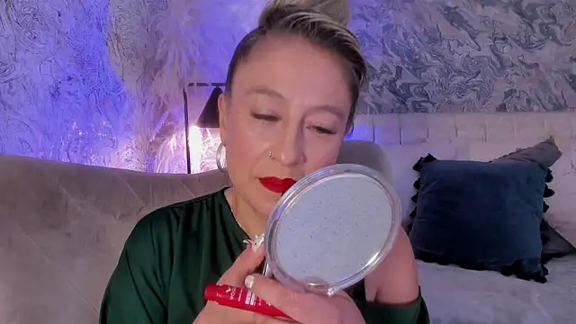 Liannaa  online show from October 20, 7:28 pm