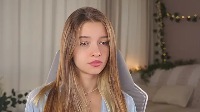 Snapshot of UdelaHathorne chatting on September 14, 3:21 pm UdelaHathorne online show from September 14, 3:21 pm