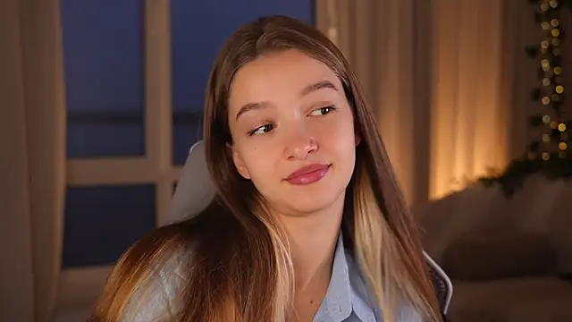 Snapshot of UdelaHathorne chatting on October 9, 3:05 pm UdelaHathorne online show from October 9, 3:05 pm