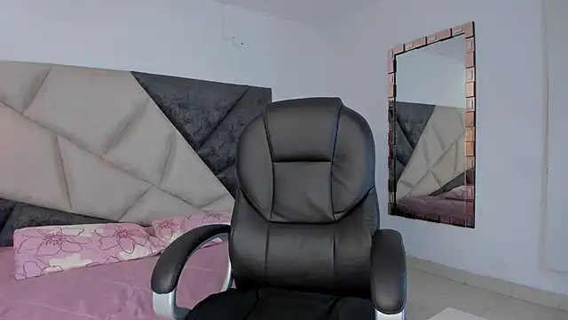 SaskiaGrendel online show from December 17, 12:27 am