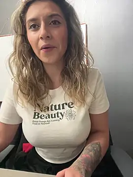 Isabella Varella online show from February 13, 1:02 pm