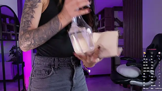 Saraa Desiree online show from April 16, 10:45 pm