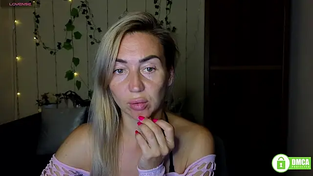 Snapshot of Kiss_julli88I chatting on September 8, 5:23 pm Kiss julli88I online show from September 8, 5:23 pm