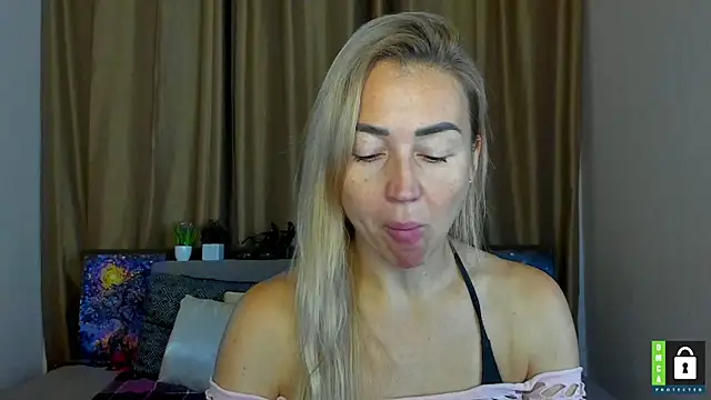 Snapshot of Kiss_julli88I chatting on October 18, 5:32 am Kiss julli88I online show from October 18, 5:32 am
