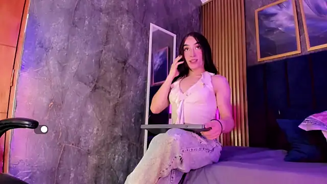 Small Hot19 online show from April 14, 9:42 am