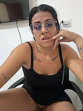 jheicylli online show from March 6, 9:10 pm