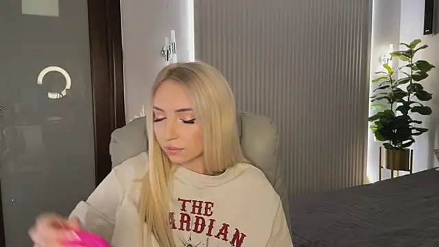 OhMyEmma online show from February 9, 1:19 am