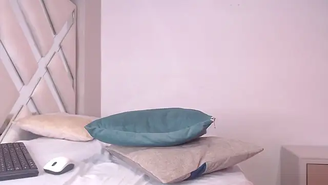 willow smitt online show from April 19, 6:21 pm