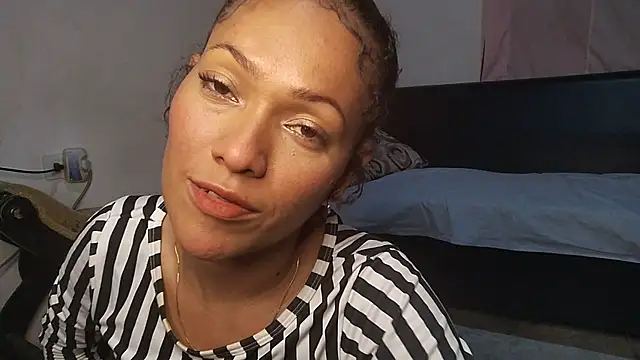 Snapshot of Milu_curly chatting on October 18, 5:21 am Milu curly online show from October 18, 5:21 am
