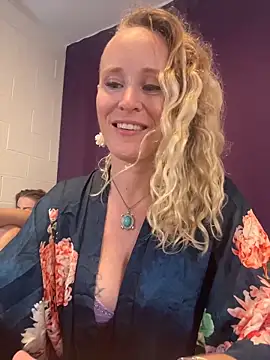 SusieandLacey online show from June 14, 7:09 am