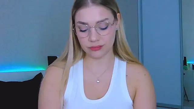 Snapshot of DIANAxxxDIAMOND chatting on September 17, 8:45 am DIANAxxxDIAMOND online show from September 17, 8:45 am