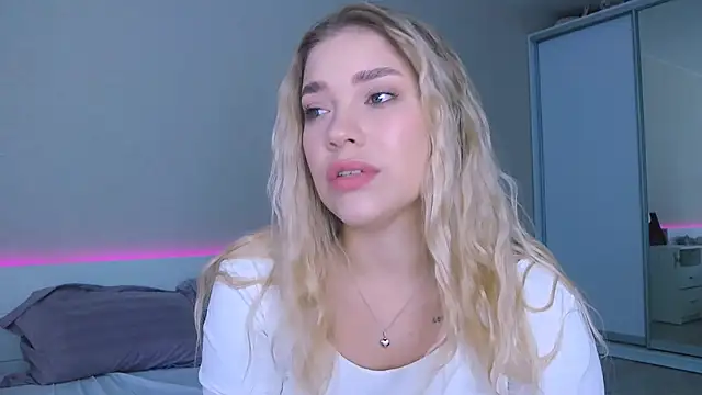 Snapshot of DIANAxxxDIAMOND chatting on October 1, 7:35 am DIANAxxxDIAMOND online show from October 1, 7:35 am