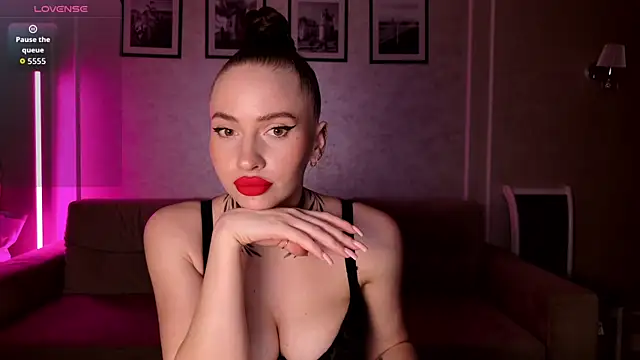  moon girl 18 online show from February 15, 4:39 pm