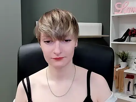 Snapshot of hottieBlair chatting on October 2, 6:29 am hottieBlair online show from October 2, 6:29 am
