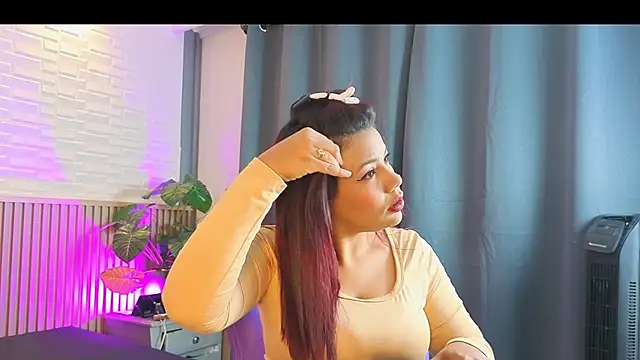 TiffanyWalk online show from March 30, 1:22 pm