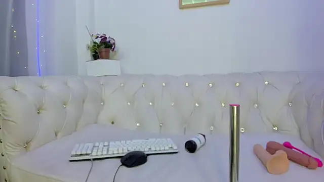 Pretty Johnson  online show from December 3, 11:45 am