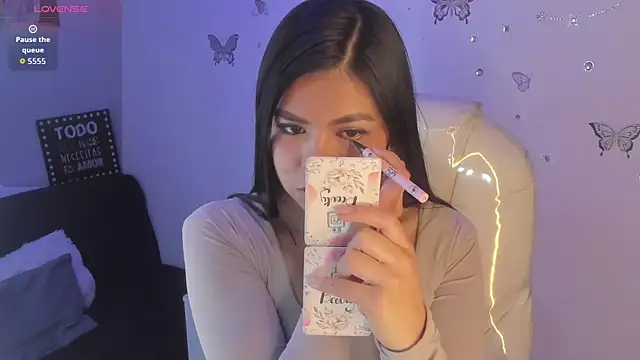 Pretty Johnson  online show from April 12, 11:57 am