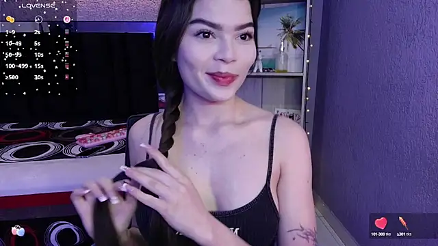Snapshot of sweet_c4ndy chatting on October 10, 1:05 pm sweet c4ndy online show from October 10, 1:05 pm
