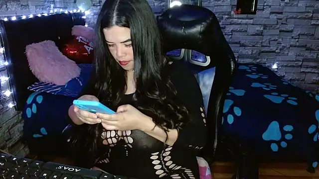 Snapshot of jhulia_hill chatting on October 17, 8:01 pm jhulia hill online show from October 17, 8:01 pm