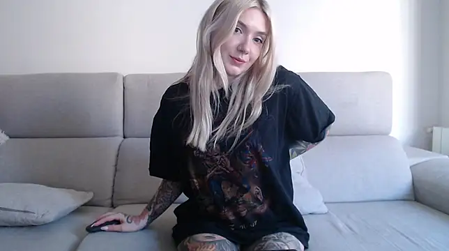 Snapshot of tattoobbgirl chatting on September 14, 11:30 am tattoobbgirl online show from September 14, 11:30 am