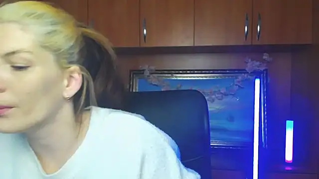 VanessaRey  online show from April 8, 6:59 am