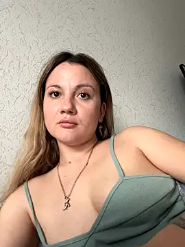 Snapshot of mollygirll chatting on October 15, 11:24 am mollygirll online show from October 15, 11:24 am