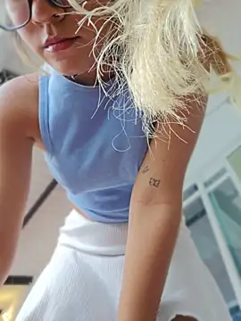 Pretty roxxyy online show from May 12, 11:28 am