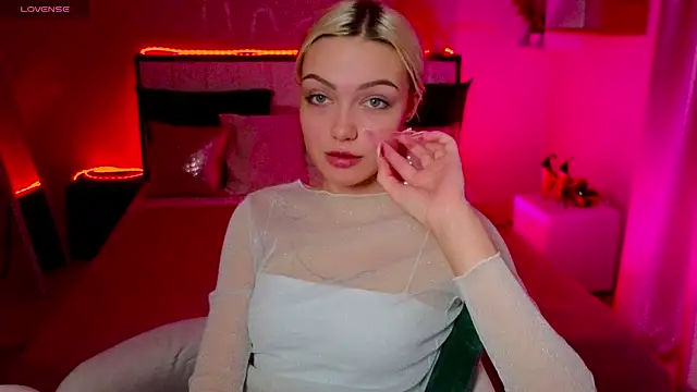 LinaLirian online show from November 14, 1:33 pm