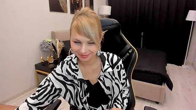 Snapshot of LindaSandy_1 chatting on October 13, 6:27 am LindaSandy 1 online show from October 13, 6:27 am