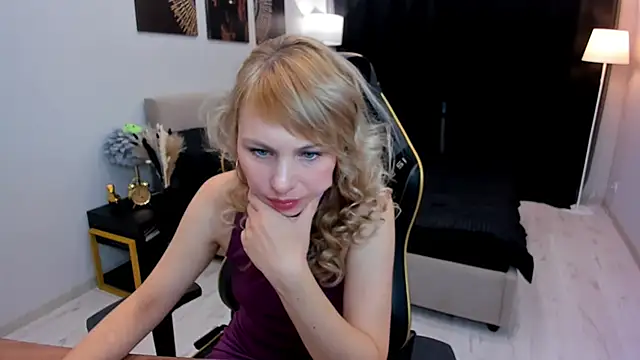 Snapshot of LindaSandy_1 chatting on October 11, 6:07 am LindaSandy 1 online show from October 11, 6:07 am
