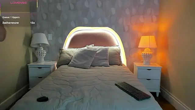 isabella milf  online show from September 20, 7:34 pm