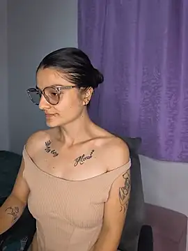 Coralinne   online show from June 30, 1:05 am