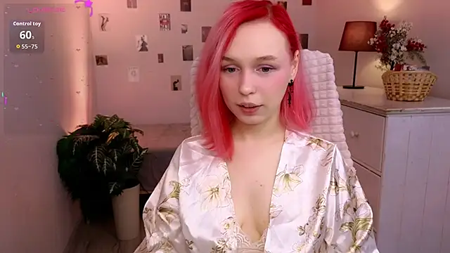 NaomiYoru online show from April 4, 8:29 pm