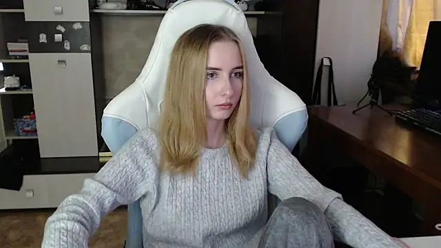 Snapshot of Cutti_Crystal chatting on October 11, 8:41 am Cutti Crystal online show from October 11, 8:41 am