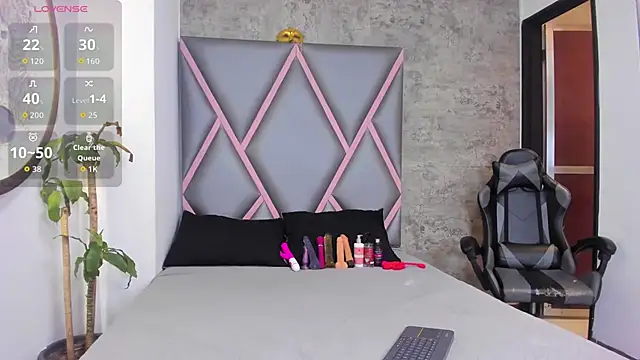 Quee Sophine online show from December 16, 7:31 pm