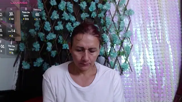 Snapshot of darling_hott chatting on October 6, 9:37 am darling hott online show from October 6, 9:37 am