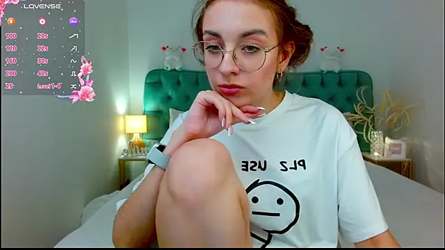 Snapshot of Real_cutie1 chatting on September 12, 8:38 pm Real cutie1 online show from September 12, 8:38 pm