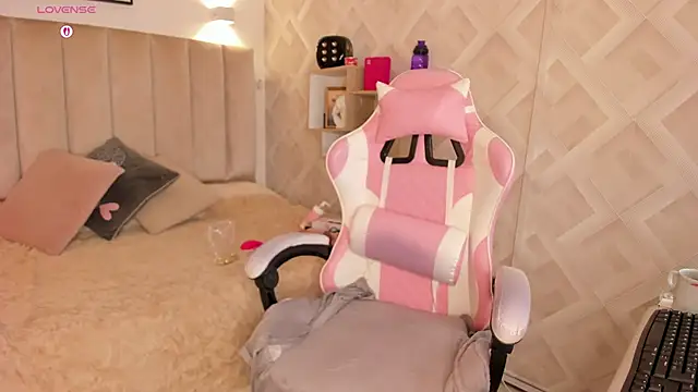 Clhoe Johnson online show from April 17, 12:29 pm