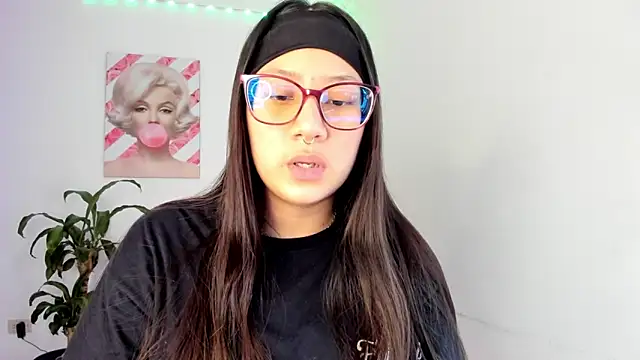 Snapshot of rouse_red chatting on October 15, 3:47 pm rouse red online show from October 15, 3:47 pm