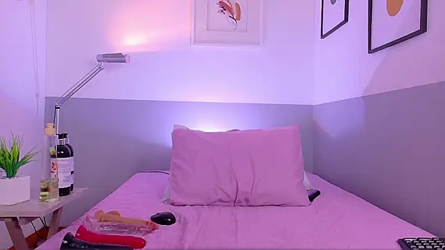 cutepetitee online show from February 19, 8:07 pm