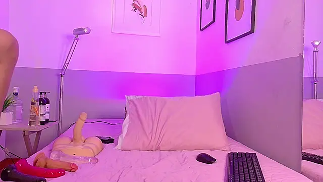 cutepetitee online show from February 11, 8:10 pm