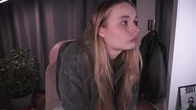 lisa schiele online show from November 7, 8:25 pm