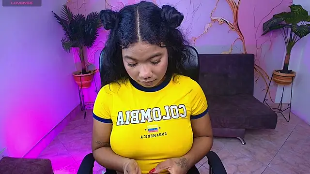 sharlottxl online show from March 24, 3:45 am