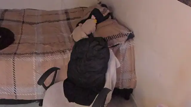 chloe kisses online show from March 12, 11:57 am