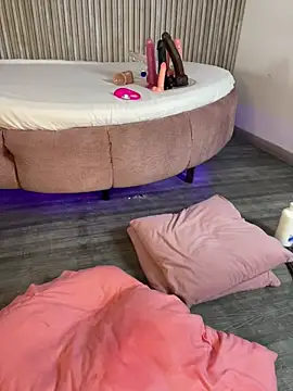 Saracooper   online show from April 11, 7:45 am