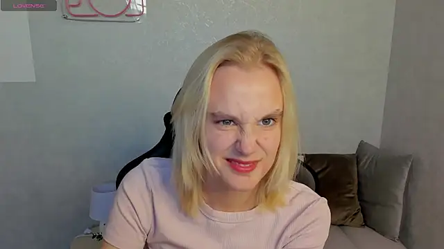 Snapshot of Carolin_Miller chatting on September 16, 8:11 am Carolin Miller online show from September 16, 8:11 am